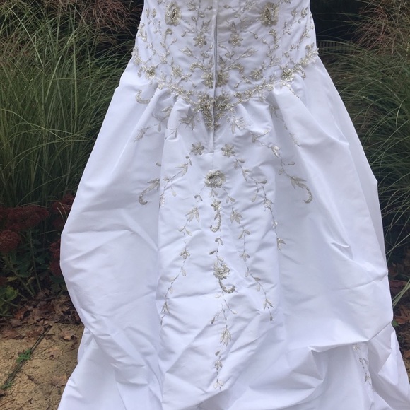 Taffeta Strapless Wedding/Gown, Beads & Embroidery NWT - Picture 6 of 10